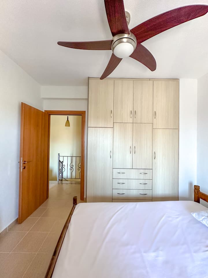 Dvojposteľová izba s anatomickým matracom, vlastnou skriňou, stropným ventilátorom a vlastným balkónom na prednej strane domu 