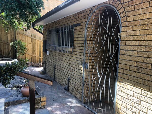 Hoeked! gallery image 2