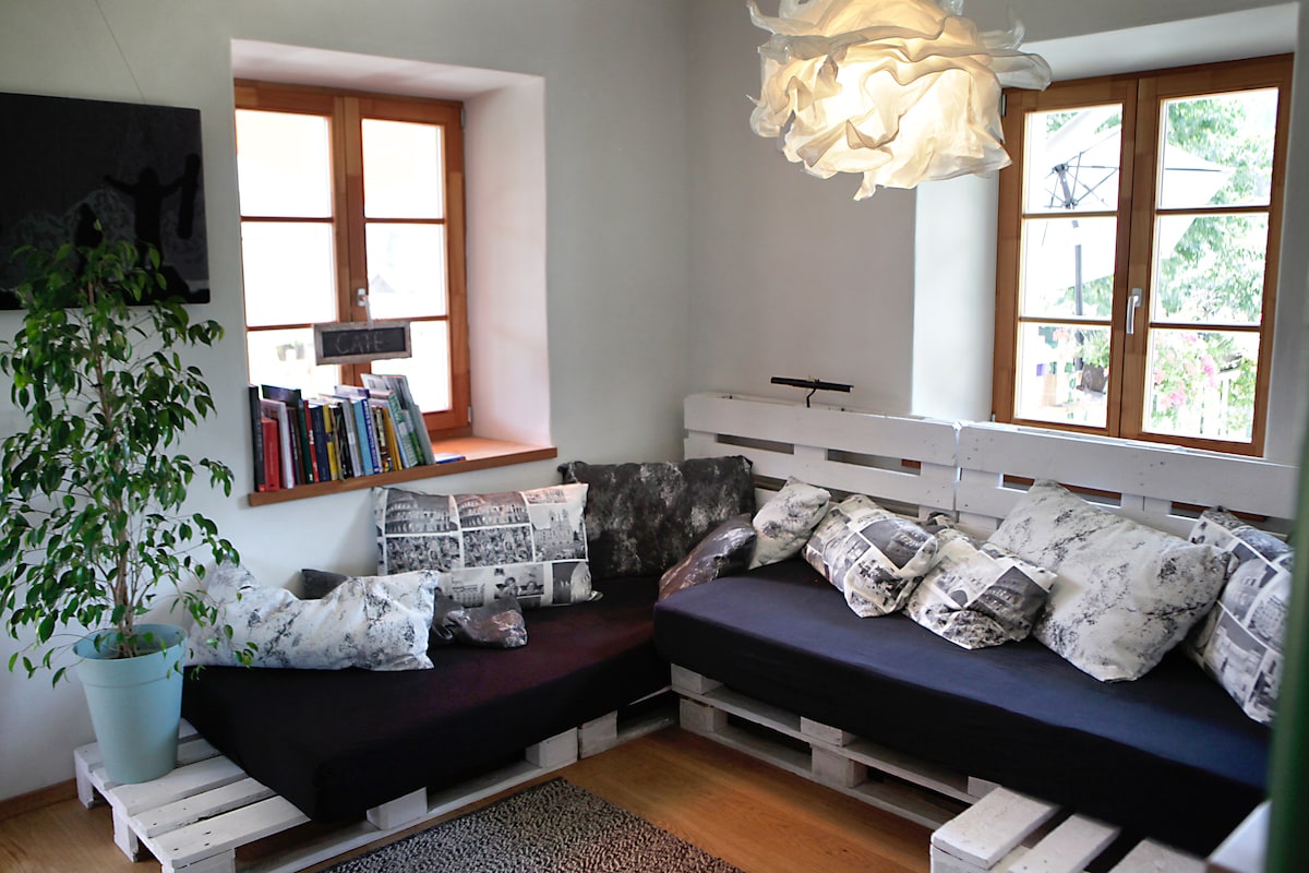 დიდი მისაღები ოთახის ნაწილი, რომელშიც შესაძლებელია ორი სხვადასხვა კომფორტული გარემოს მოწყობა დასასვენებლად ან დასაძინებლად