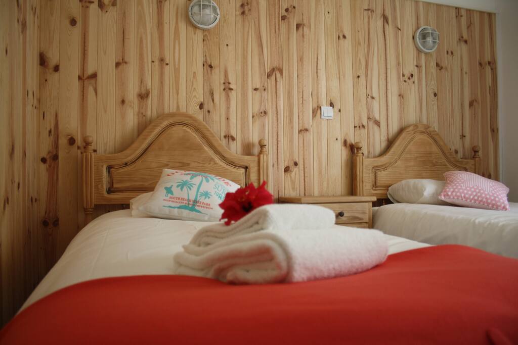private room with shared toilette, 2 single beds