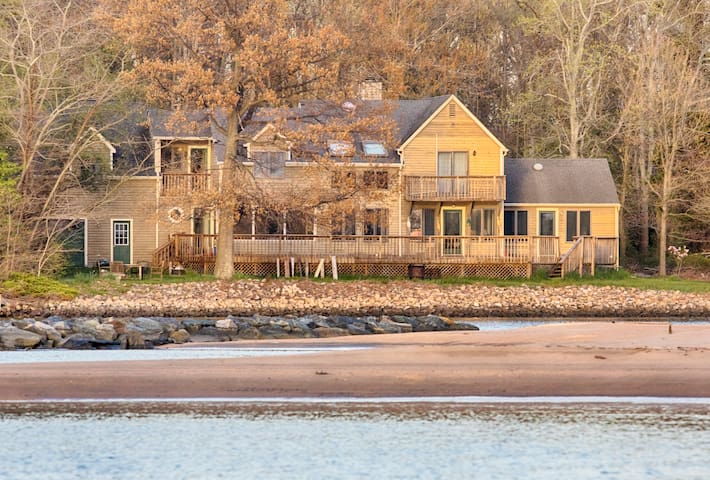 "Cattail" A Photographer's Waterfront Retreat