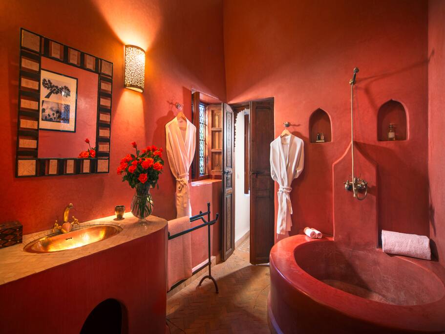 Walnut room 's bathroom