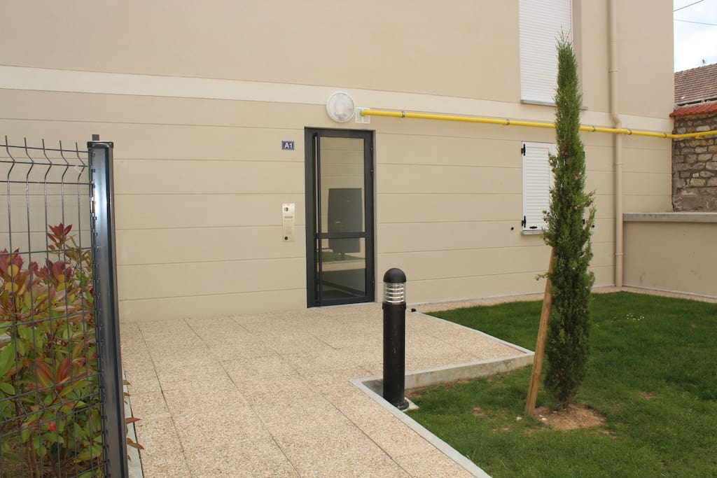 Porte d'entrée des appartements/ Apartment's front door