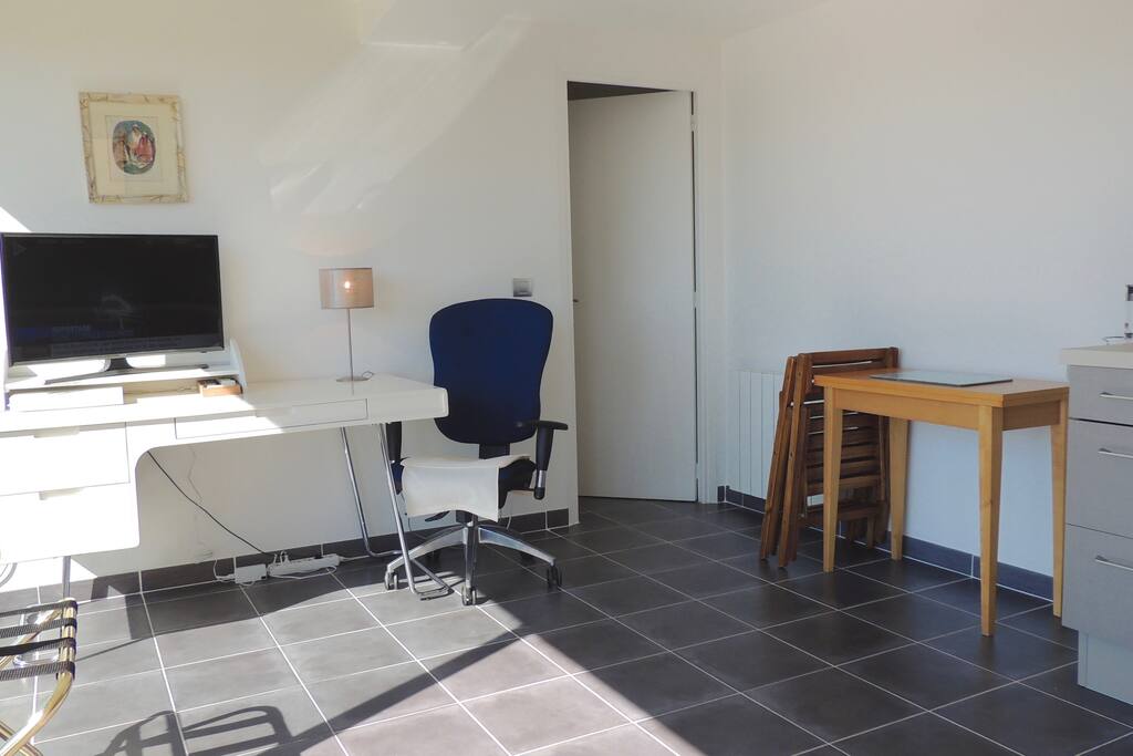 Salon : bureau, TV par cable, WI FI