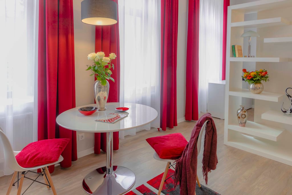 Die Farben des Designs sind: weiß, grau und weinrot
