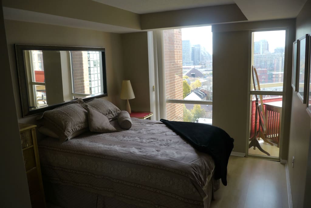 Full size bedroom with Queen bed. NOTE there is only one bed in unit; each Guest rents entire unit.