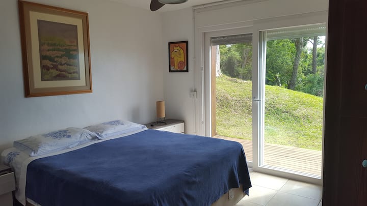 סוויטה בקומת הקרקע עם מרפסת, נוף לים ומיטת קווין סייז, מאוורר תקרה.