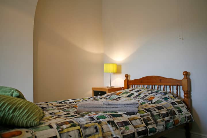 HABITACIÓN DOBLE EN EL SEGUNDO PISO CON ACCESO PARCIAL A LAS COLINAS QUE RODEAN BALA