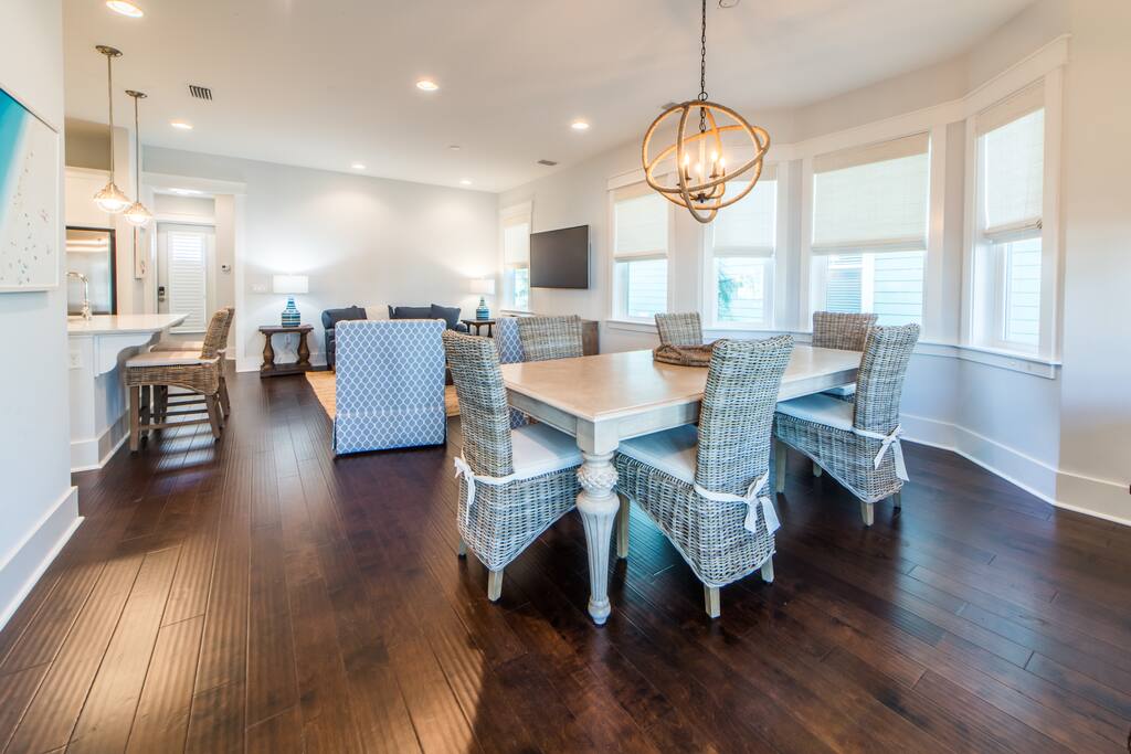 Beautiful Large Open Floor Plan!