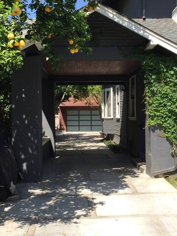 4 Bedroom Classic Hollywood Craftsman w/Pool & Spa gallery image 4