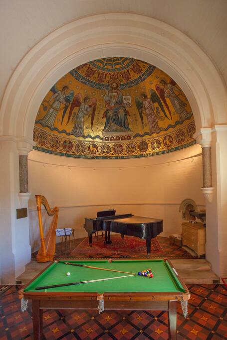 The grand piano arrives at St Curig's