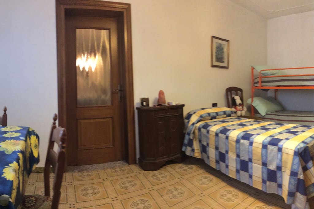 Camera. Il letto arancione può essere disposto in tre modi diversi a seconda delle esigenze: A castello, due letti singoli oppure un letto matrimoniale.
*********************
Bedroom. Orange bed can be arranged in three different ways: bunk bed, two singular beds, one queen-size bed.