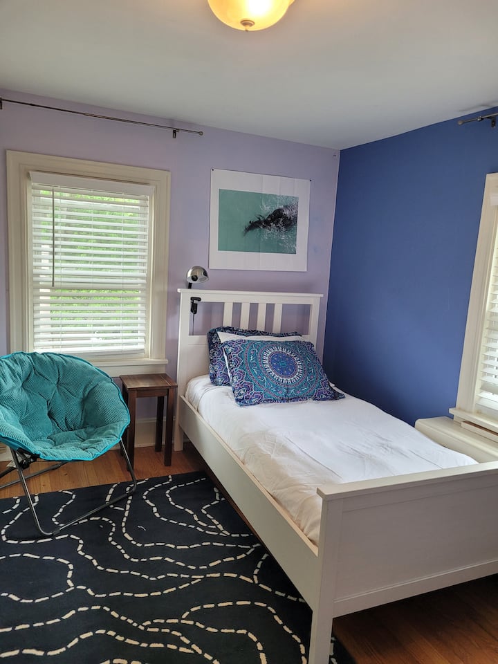 غرفة النوم رقم3 مع سرير مزدوج ومكتب وإطلالات على الغابة