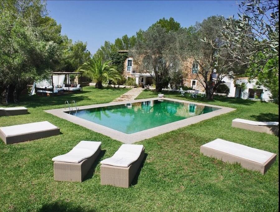 piscina y jardin
