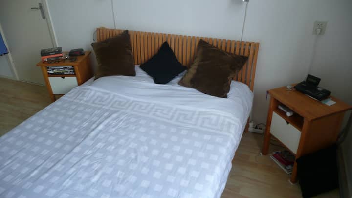 חדר שינה בקומה הראשונה - בצד האחורי.