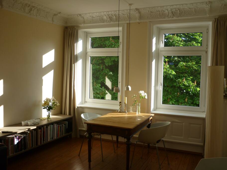Wohnzimmer/living room - browse the collection of art and photography books in the evening