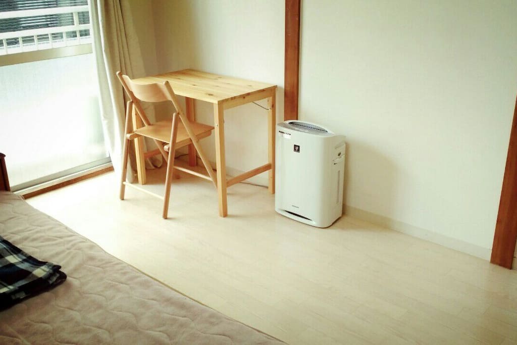 Air conditioner and working desk