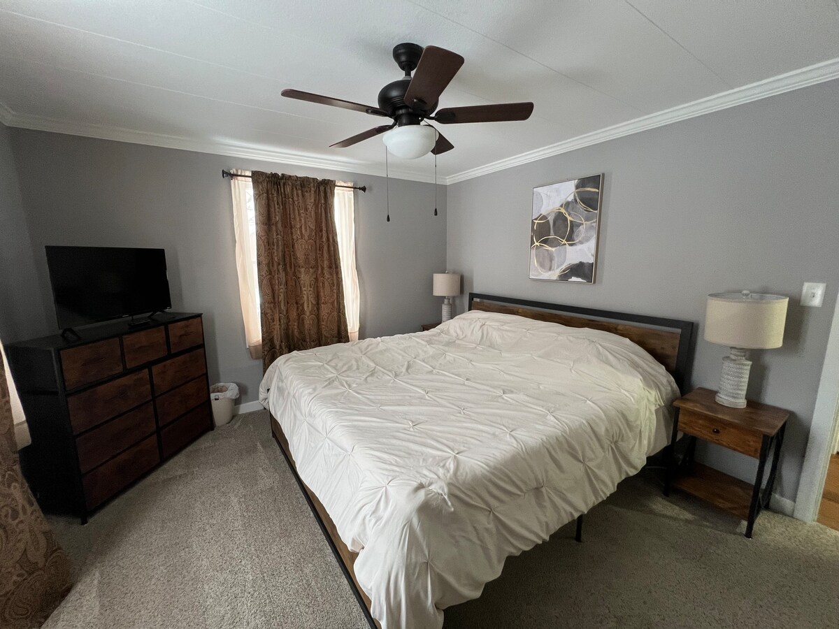 ห้องนอนใหญ่พร้อมเตียงคิงไซส์ 