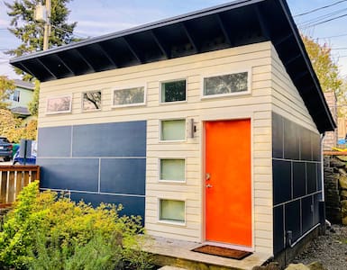 Contemporary Studio in Columbia City