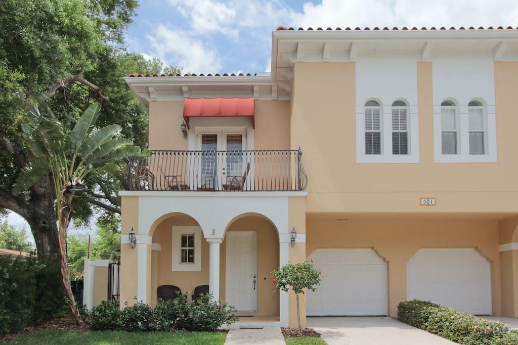 2.0 bed/2.5 bath 1,920 sq/ft unit