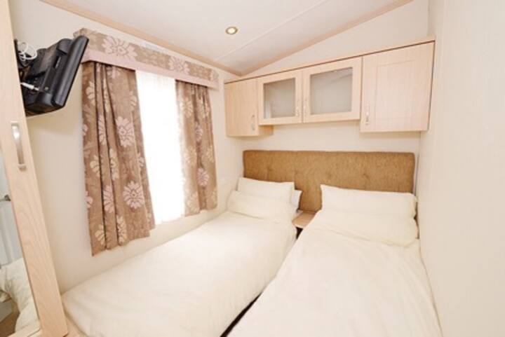 Twin bedded rooms, both with fitted wardrobe and flat screen tv 