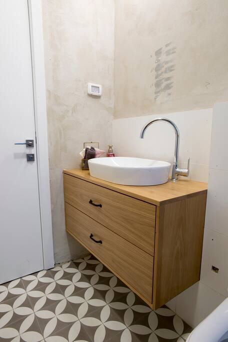 New vintage-style bathroom