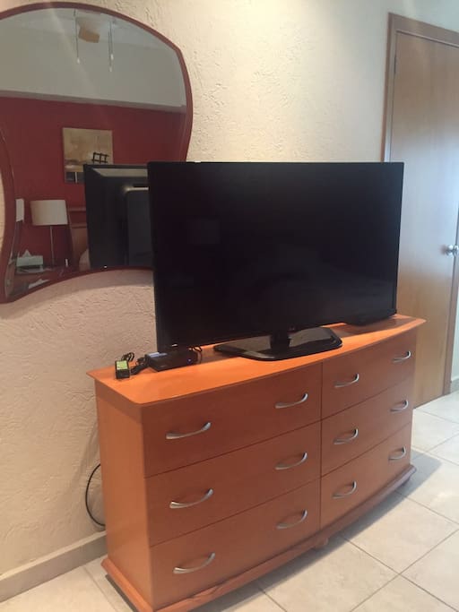 TV plana en todas las habitaciones y en la sala