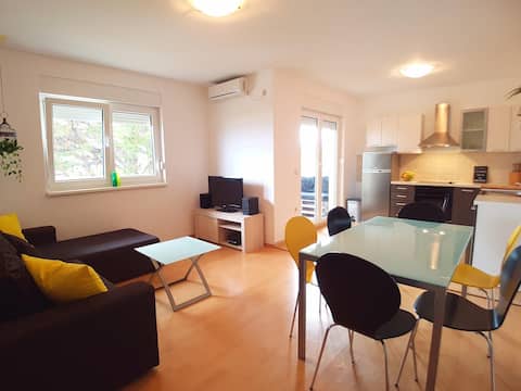 Successful Airbnb property: Chill and view in Barbat