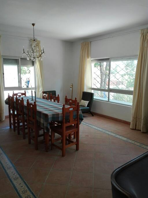 el comedor interior da mucho espacio para disfrutar un momento entre amigos