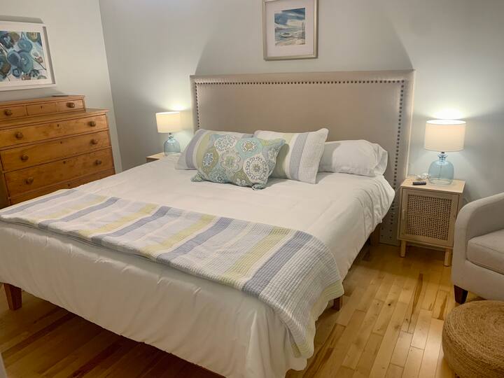 Ննջասենյակ 1. երկտեղանի մահճակալ (180–220 սմ)