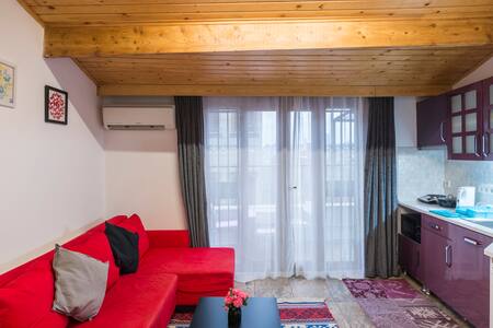 Deluxe Roof Top Loft Flat with Balcony 4 rd Floor