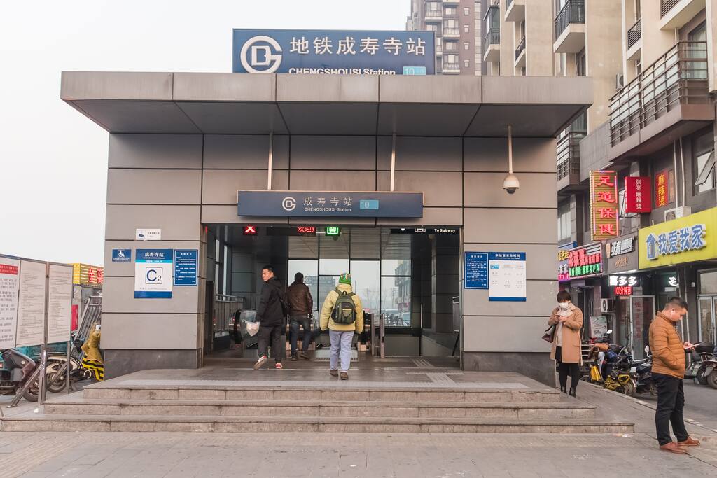 离地铁口30米