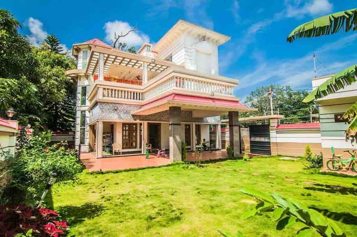 Playhouse Yelagiri 5bhk swings, lawn, Prime area.