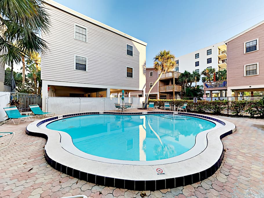 Shared amenities include a swimming pool, fishing pier, and kayaks.