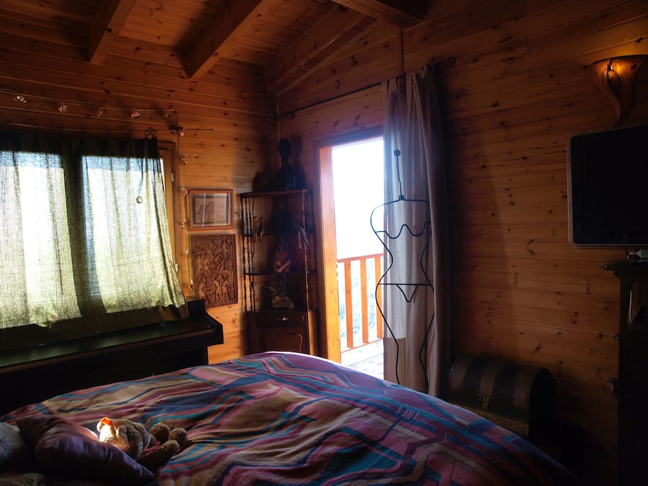 Dormitorio principal con una puerta queda a una segunda terraza
