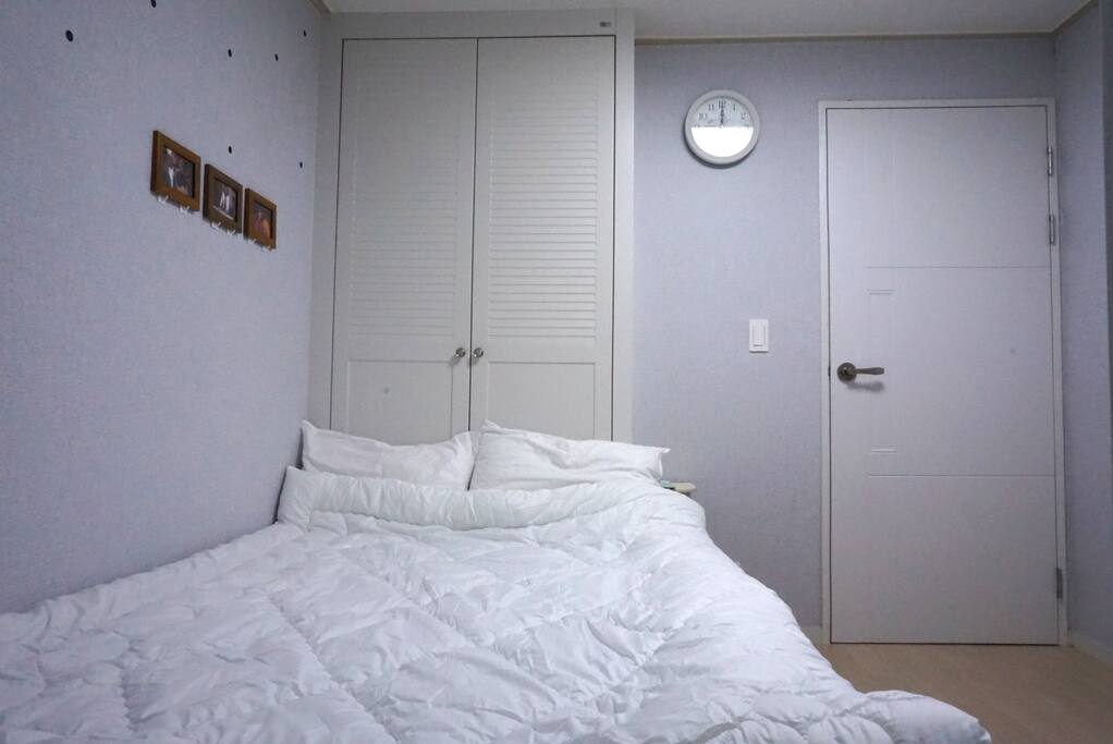 The room's more spacious, brighter and warmer than it's shown by the photo. :)