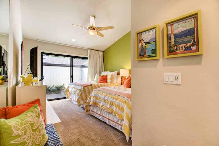 Ryškios smagios spalvos sukuria puikų 2-ojo svečio miegamąjį su 2 pilno dydžio   lovomis, aukštomis lubomis su lubiniu ventiliatoriumi , daug spintos erdvės, privačia šalia esančia terasa ir šalia esančiu vonios kambariu