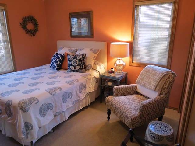 Comfy Appleton home - Queen bed, private bath