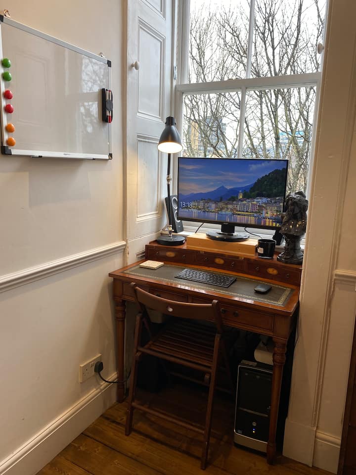 Large Central Modern 2 Bed - Beside Meadows
