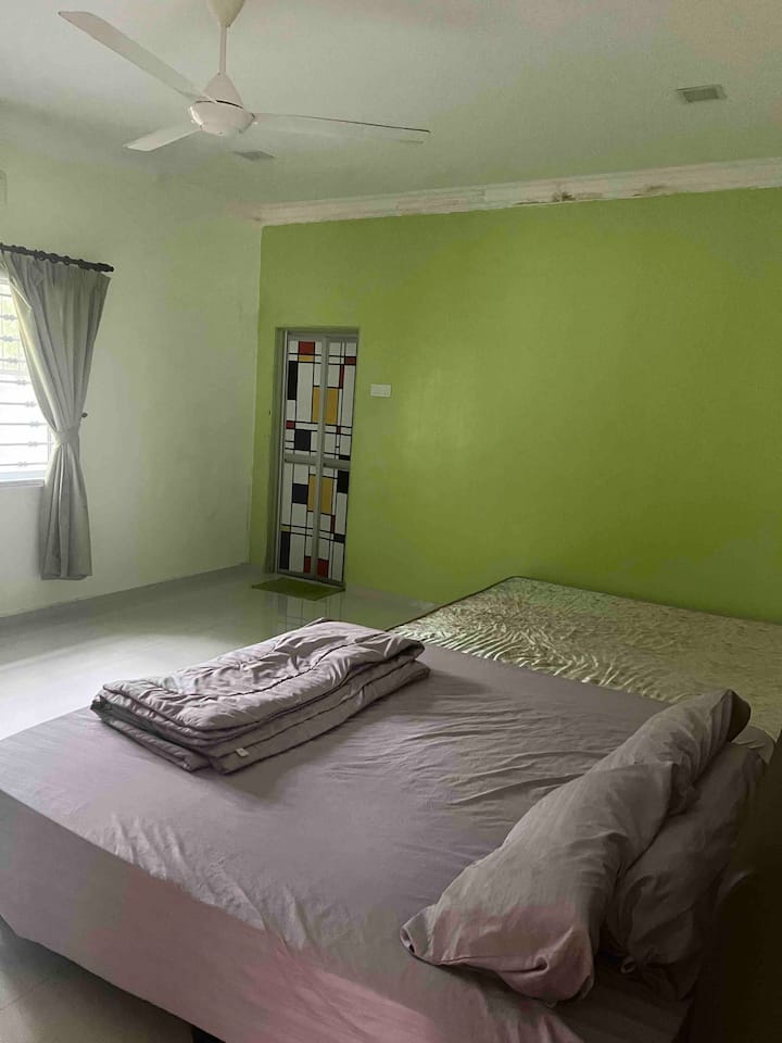 Dormitorio 4 camas tamaño king x1 cama tamaño queen x2 piso cama individual x4