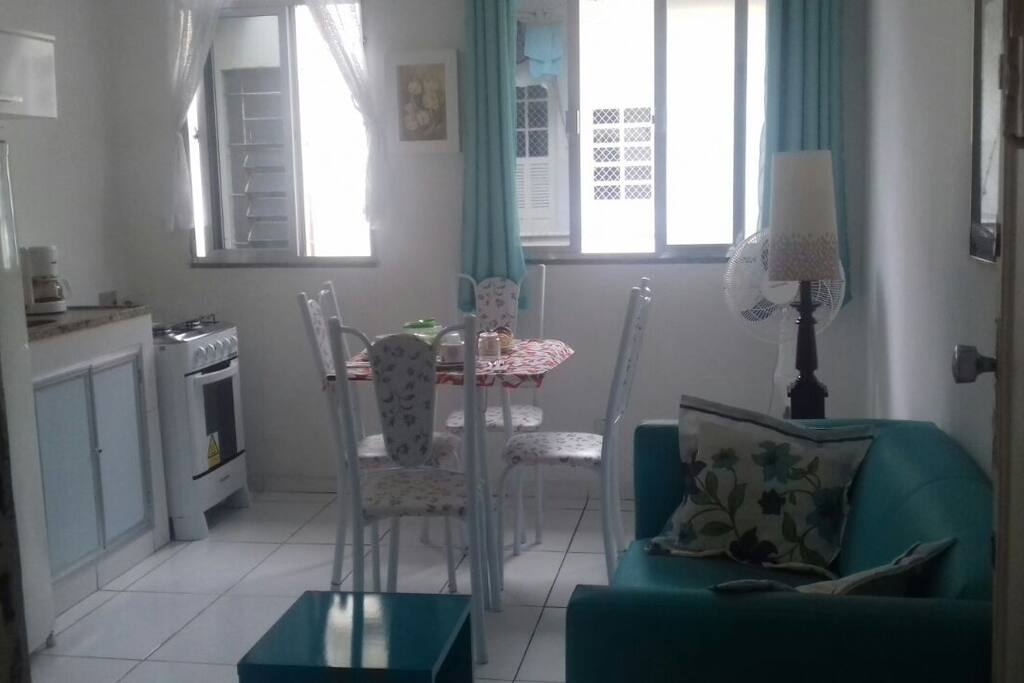Cozinha e copa bem arejada, clara, com janela, cortinas, práticos armários com todos os utensílios de uso, e mesa com quatro confortáveis cadeiras que harmonizam a sala e living composto com sofá, mesa porta revistas, gaveteiro com abajour e ventilador de coluna. Quarto completamente decorado e equipado com moveis multi funcionais e duas camas. Banheiro completo com chuveiro elétrico e armário com gavetas.