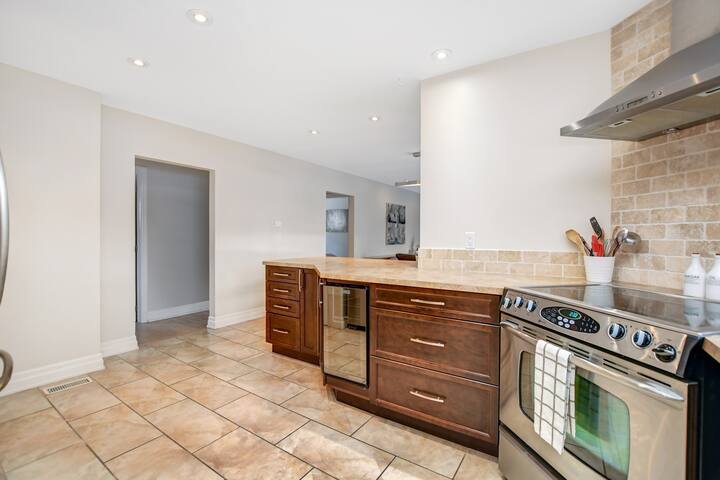 Large 5 Bed Home for Families, Groups, Colleagues gallery image 2