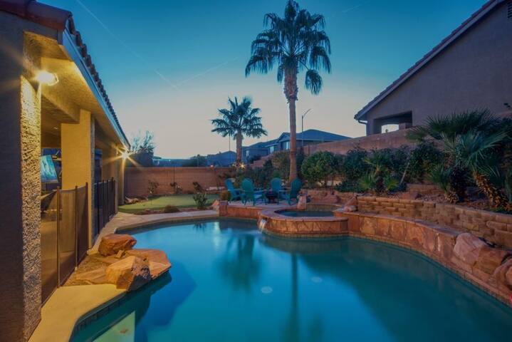 Paradise off the strip, Big Loft&Fun backyard gallery image 2