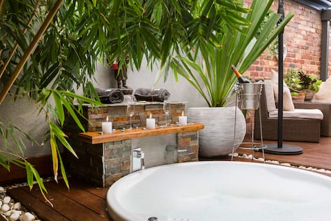 Popular Airbnb listing: Tantilize: Luxury Romantic Retreat in Mornington