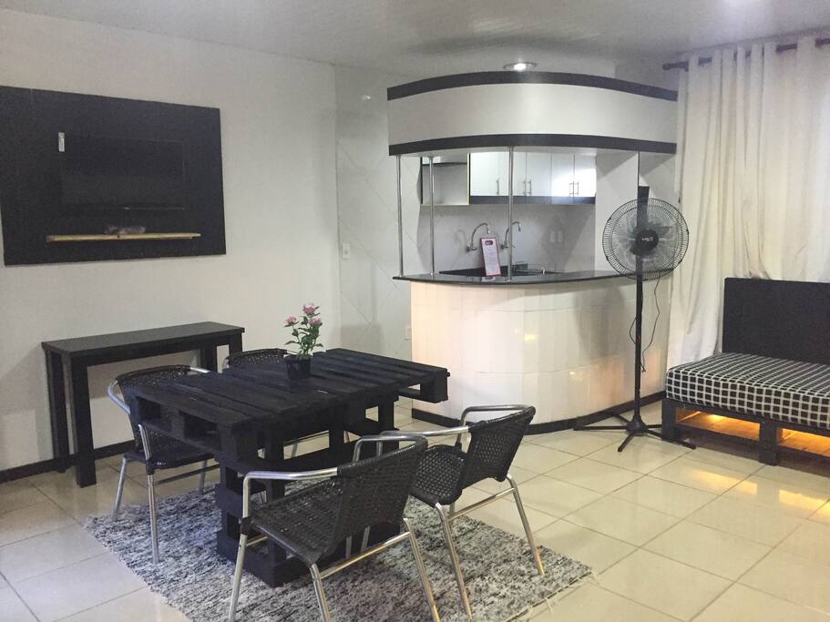 cozinha americana com mesa e cadeiras