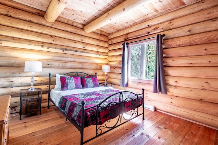 Bedroom queen bed 1st floor