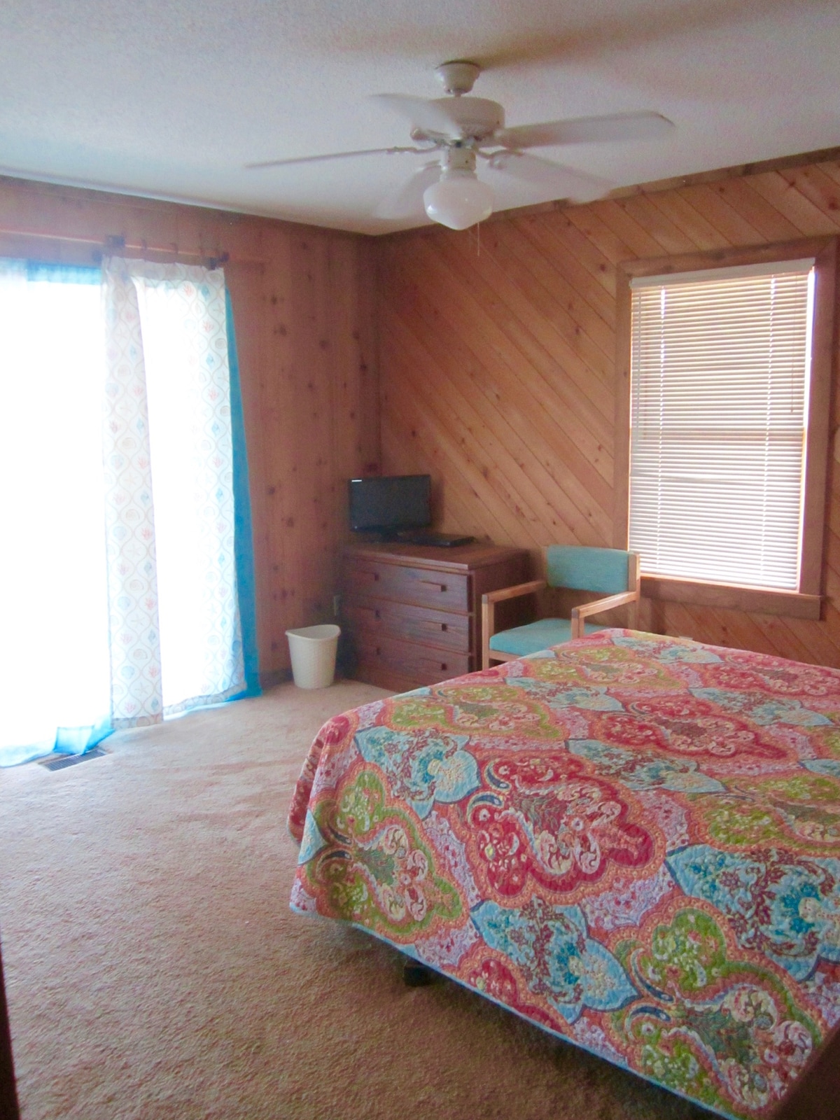 Двойна спалня №2, с 2 легла, телевизор и плъзгащи се врати за достъп до верандата