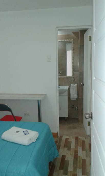 Habitación individual con baño privado, cuenta con velador, closet, wifi gratuito, tv plana con canales por cable, agua caliente.