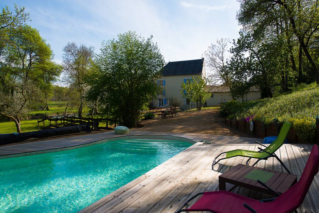 Le jardin et la piscine avec sa terrasse