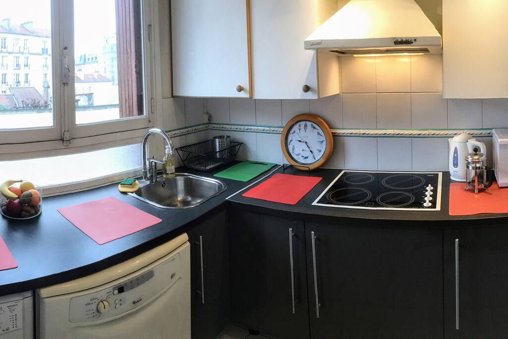 Cuisine séparée avec plaques de cuisson, frigo, four micro-ondes, cafetière, bouilloire, grille-pain, lave-vaisselle